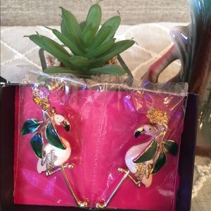 Avon pink flamingo earrings pierced